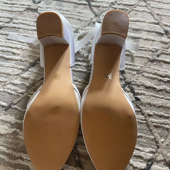 Satin almond heel w/ Pearl ankle strap - Picture 7 of 7